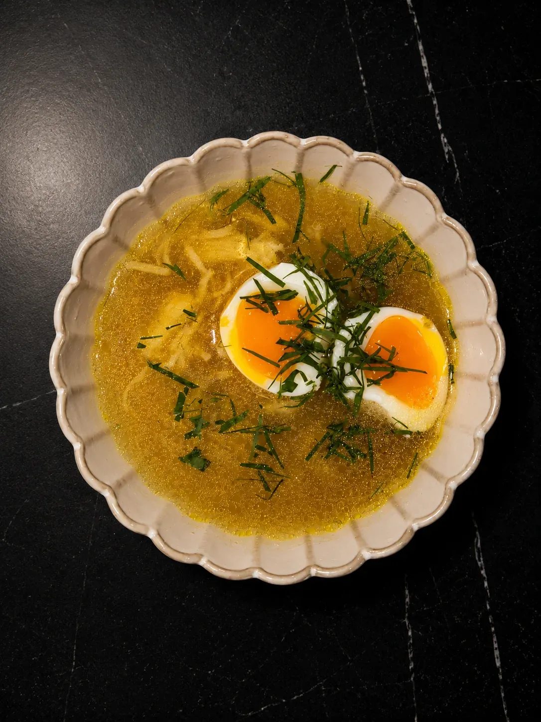 Бульон из курицы с домашней лапшой и куриным филе